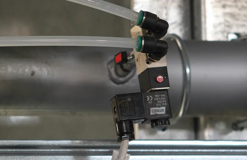 Opening and closing sensor for hoppers