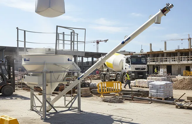 Mobile big bag discharger for road construction site